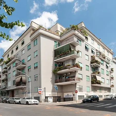 Three In Appartement *